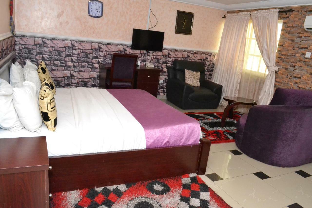 Limoh Suites Бенин-Сити Экстерьер фото