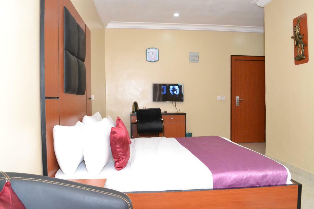 Limoh Suites Бенин-Сити Экстерьер фото