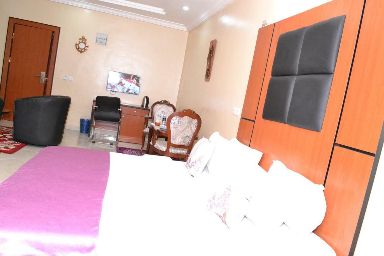 Limoh Suites Бенин-Сити Экстерьер фото