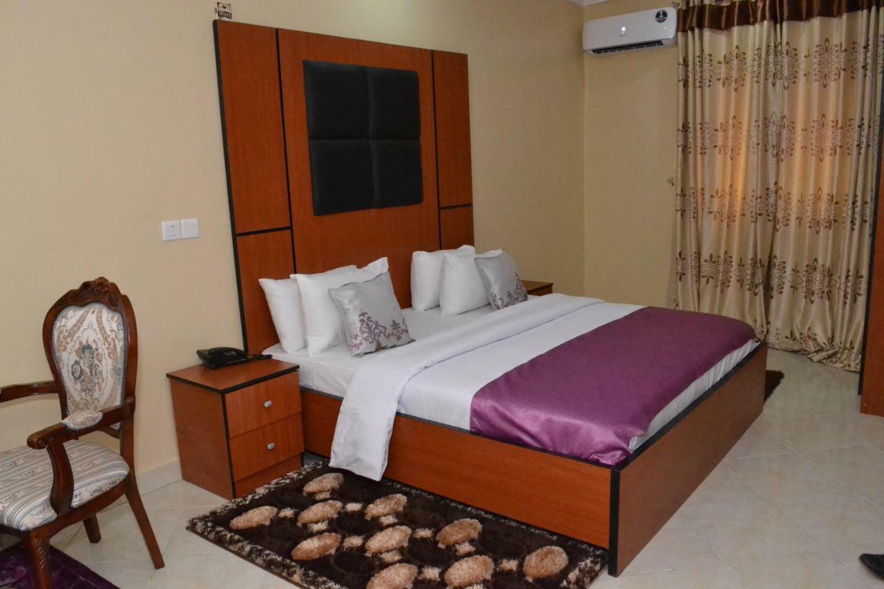 Limoh Suites Бенин-Сити Экстерьер фото